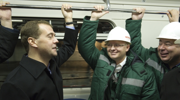 Seçimlere günler kala Medvedev metroda 