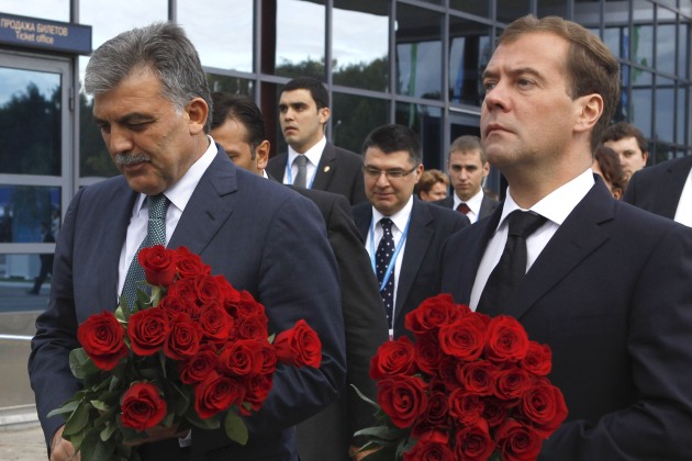 Medvedev, Gül'e başsağlığı diledi; 2 uçak dolusu yardım gönderiyor