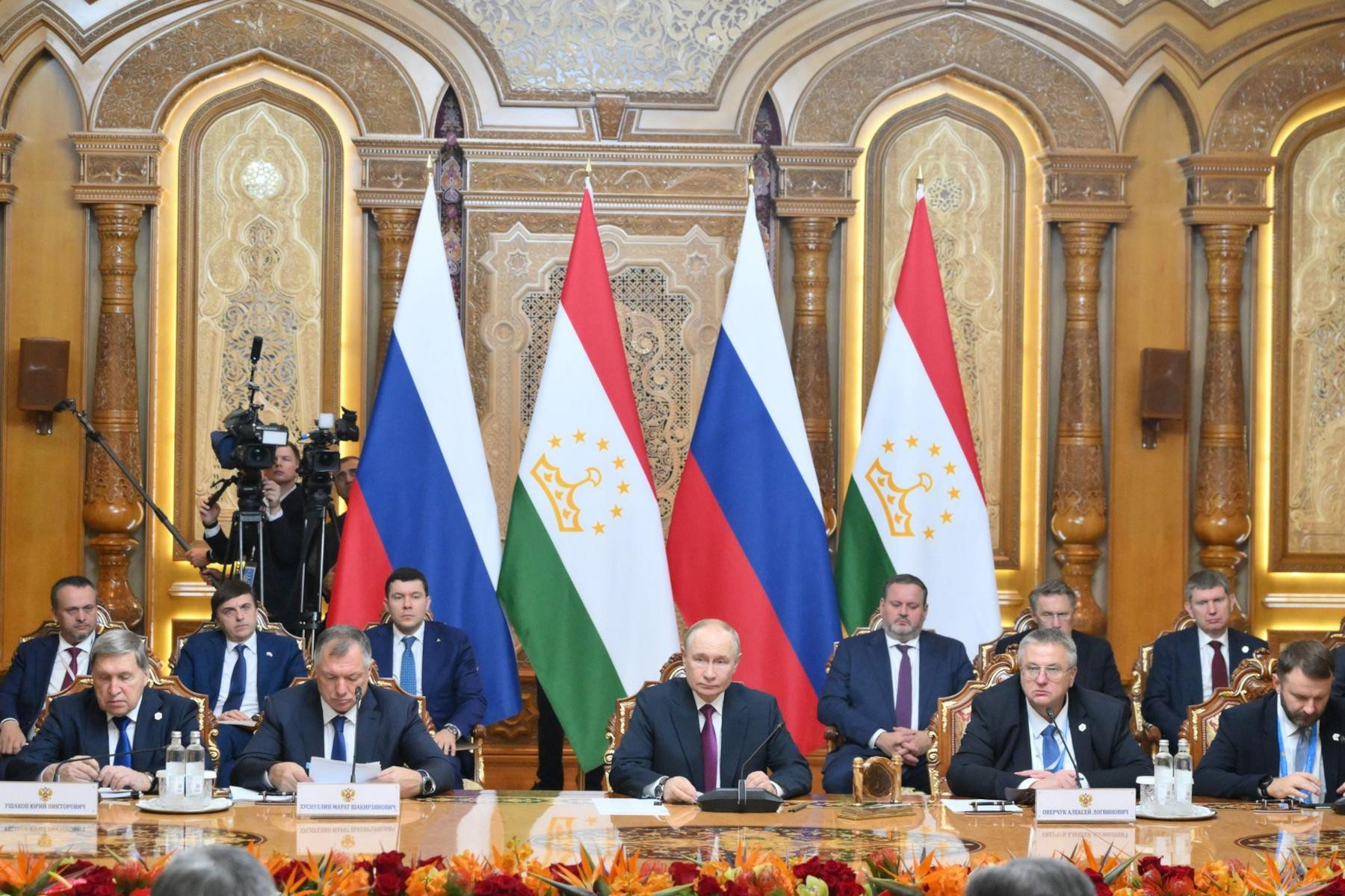 AB, Tacikistan'ı Putin'in Tutuklama Emrini Yerine Getirmemekle Suçladı