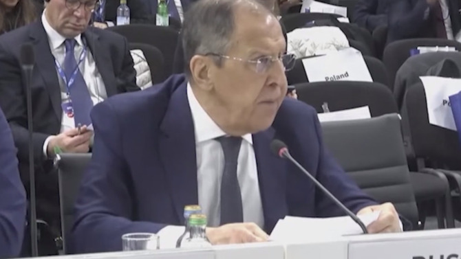 AGİT'te rahatsız edilen Lavrov’dan tepki: ‘Can you leave me alone, please?’