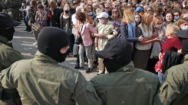 Belarus'taki protestolar: Yüzlerce kadın gözaltına alındı