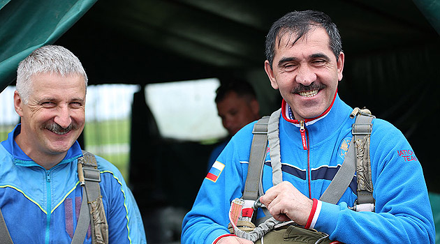 Paraşütle atlayan İnguşetya Başkanı Evkurov ayağını kırdı