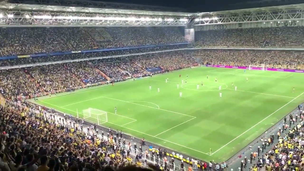 Fenerbahçe taraftarından  “La-la-la-la, Vladimir Putin!”  tezahüratları