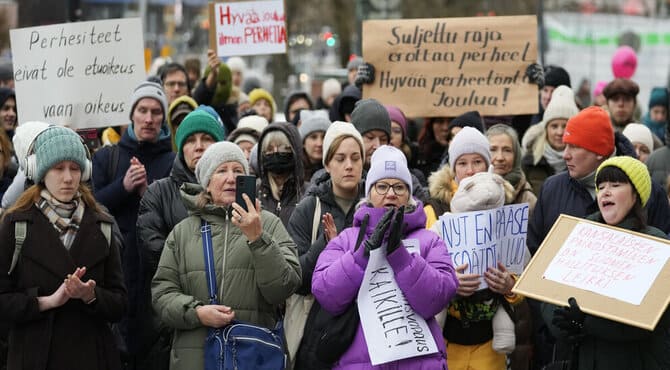 Helsinki'de Rusya ile sınırların kapatılmasına karşı protesto düzenlendi