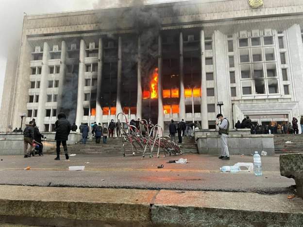 Kazakistan’da Protestolar Durulmuyor: İnternetin Fişi Çekildi