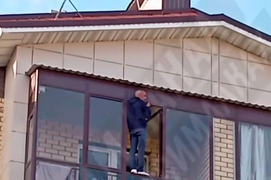 Kazan'da Bir Türk Vatandaşı Eşinin Boğazını Keserek Öldürdü, Çocuğunu Yaraladı