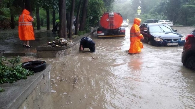 Kırım'ın Yalta şehrinde şiddetli yağışlar nedeniyle acil durum ilan edildi