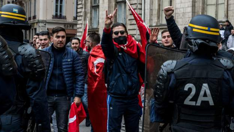 Kommersant, Ankara-Paris arsındaki 'Bozkurtlar' gerilimini Rusya penceresinden ele alıyor