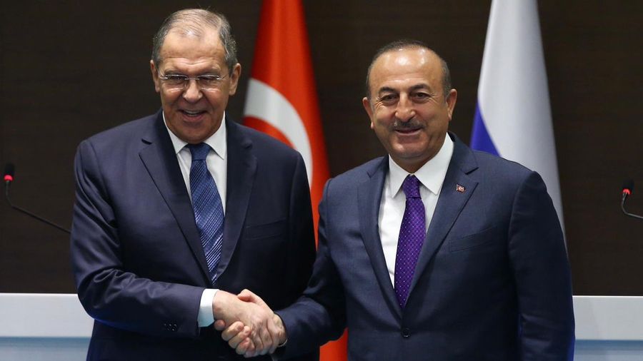 Lavrov-Çavuşoğlu görüşmesi espriyle başladı: Dans etmemizi mi bekliyorsunuz?