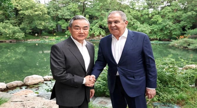 Lavrov ve Wang, Pekin'de Ukrayna'yı Görüştü