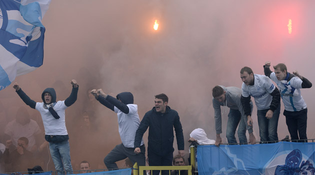 Zenit taraftarı sahaya inerek olay çıkarttı