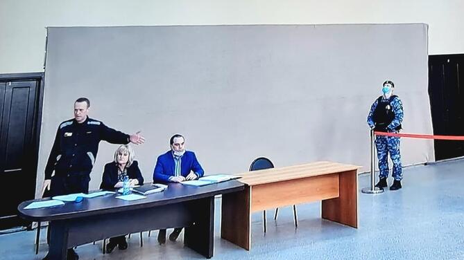 Mahkeme muhalif Navalny'i 19 yıl hapse mahkum etti