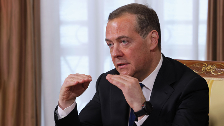 Medvedev: Gerekirse Polonya’ya Kadar Güvenlik Kordonu Oluşturulmalı