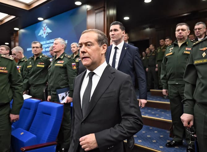 Medvedev: Rusya’nın füze rampaları Batılı füzelerle vurulursa nükleer yanıt veririz