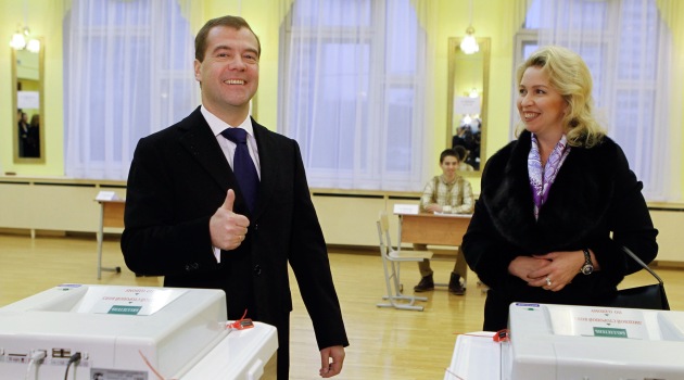 Medvedev eşi Svetlena ile birlikte oyunu elektronik sandıkta kullandı 