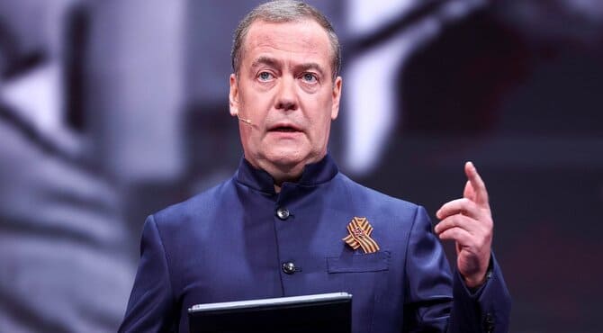 Medvedev'den Trump'ın "Putin Ateşle Oynuyor" Sözüne 3.Dünya Savaşı Göndermesi
