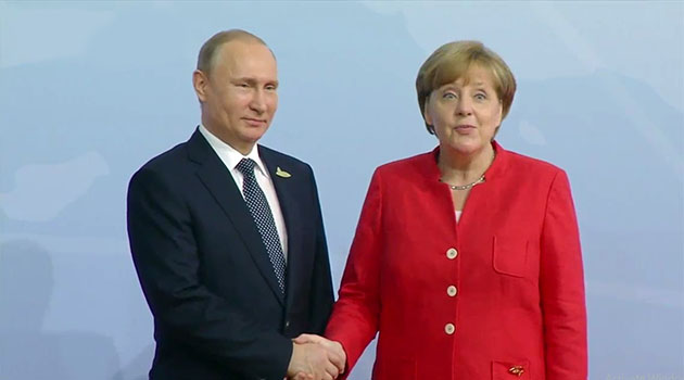 Merkel'den Putin'e 'güleryüzlü' karşılama