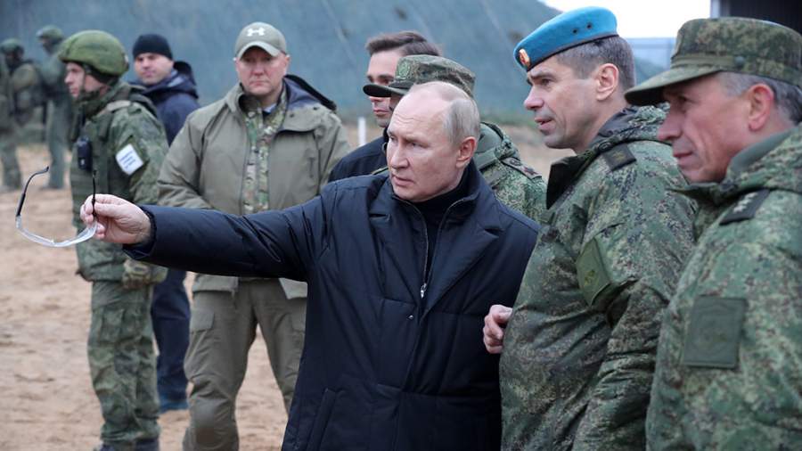 Putin, askerleri denetledi, keskin nişancı silahıyla ateş etti
