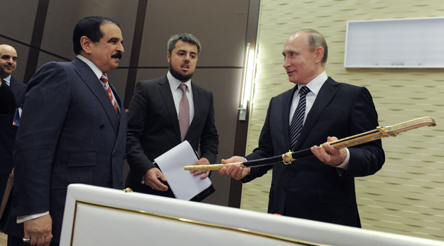 Bahreyn Kralı, Putin’e Şam çeliğinden kılıç hediye etti
