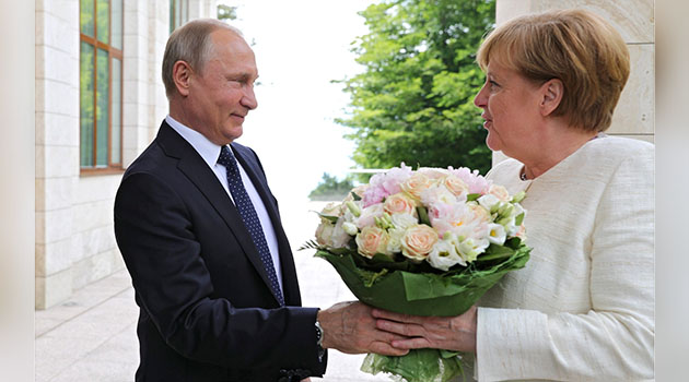 Putin Merkel'i çiçeklerle karşıladı: Almanya, Rusya için 'kilit ortak'