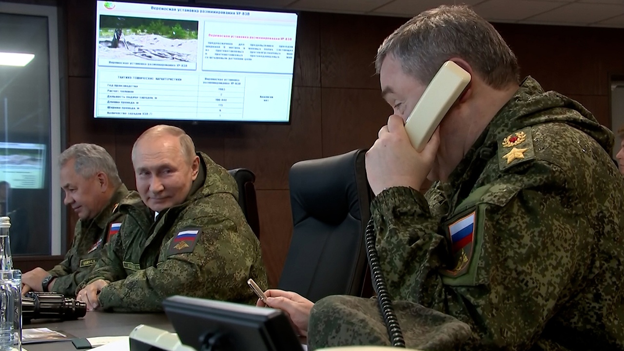 Putin, Şoygu ve Gerasimov ile birlikte askeri tatbikatı izledi