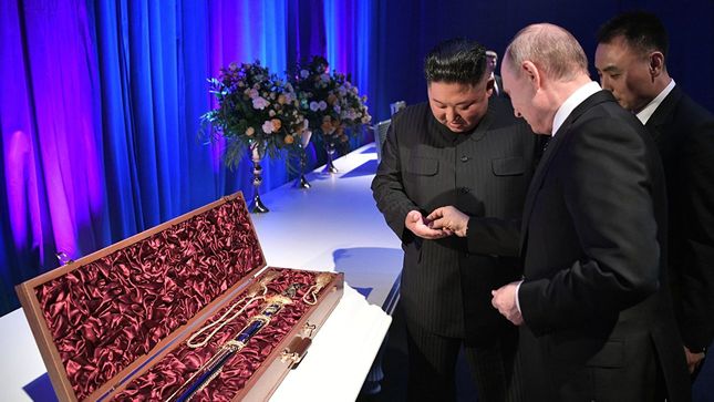 Putin ve Kim Jong-Un hediyeleşti