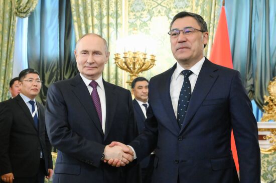 Putin ve Kırgızistan Cumhurbaşkanı Japarov Kremlin'de Bir Araya Geldi