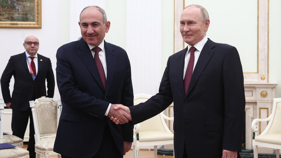 Putin ve Paşinyan'dan Moskova'da Kritik Görüşme