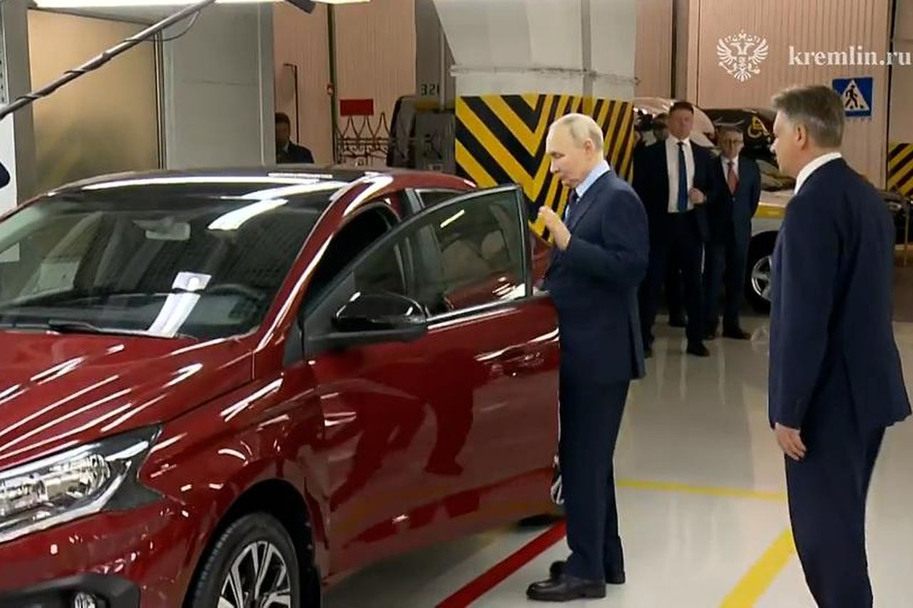 Putin, Yeni Lada Iskra’yı İnceledi