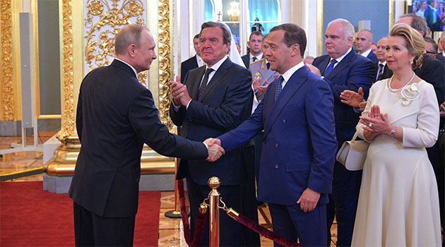 Putin yola Medvedev ile devam etme kararı aldı