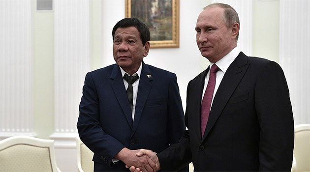 Putin'le görüşen Duterte: Modern silahlara ihtiyacımız var