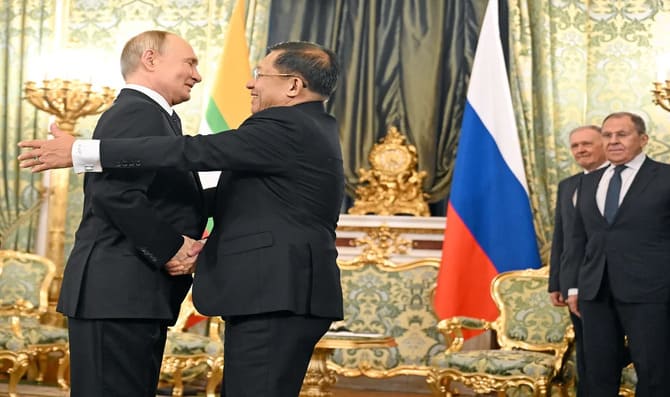 Putin, Myanmar Başbakanı'nı Kremlin’de Ağırladı