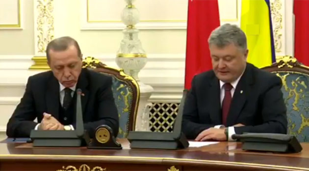 Ria Novosti: Erdoğan, Poroşenko ile ortak basın toplantısında uyuya kaldı