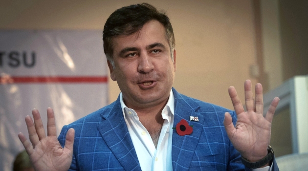 Saakaşvili devletin parasıyla aldığı takım elbiselerini iade etti