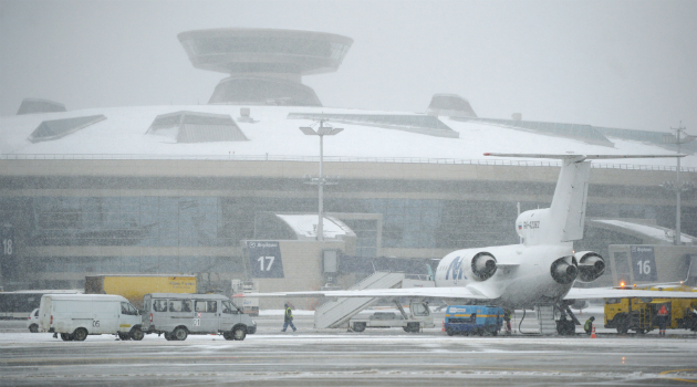 Moskova‘da yoğun kar yağışı yüzünden onlarca uçuş iptal edildi