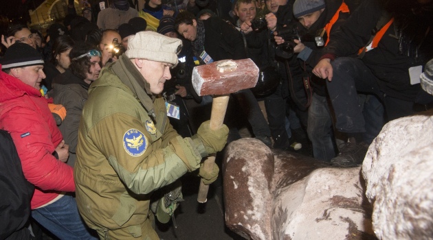 Rusya, Ukrayna’da Lenin heykelinin yıkılmasını kınadı