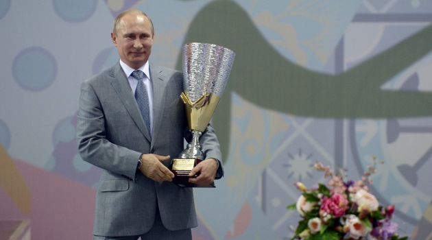 Putin çok çocuklu aileler spor yarışmasında ödül dağıttı