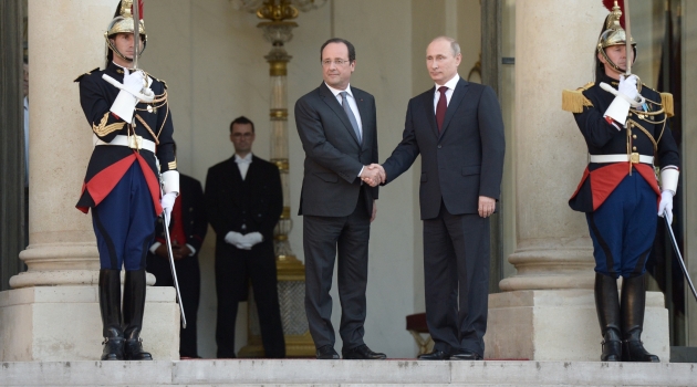 Putin, Elysee Sarayı’nda Hollande ile görüştü