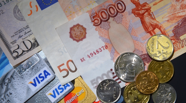 Petrol düştü, dolar 66,7 rubleye yükseldi