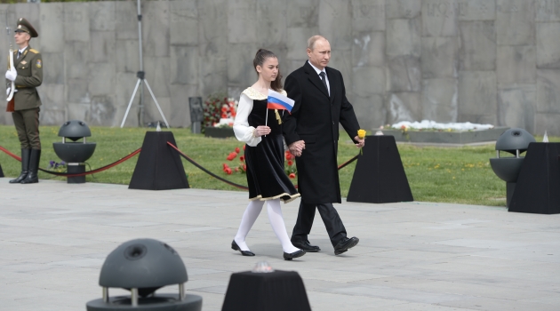 Putin, Erivan’da sözde soykırım anıtına gül bıraktı