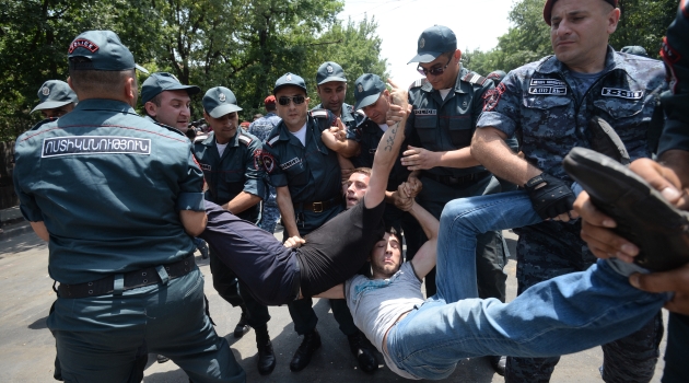 Ermenistan’da polis göstericilere müdahale etti, 50 göz altı