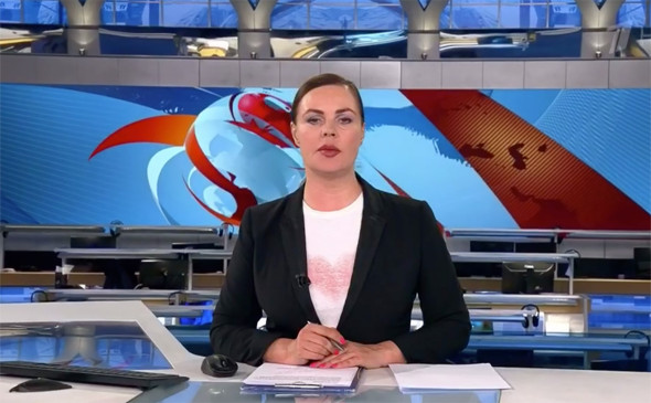 Rus televizyon kanalının canlı yayınındaki protestoya gözaltı