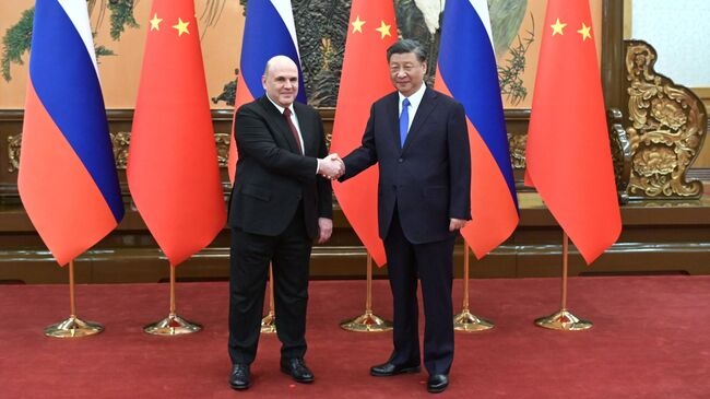 Rusya Başbakanı Çin'de; Şi Jinping ile Görüştü