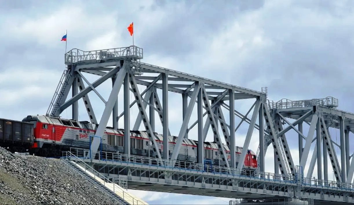 Rusya ve Çin’i demiryolu ile birbirine bağlayan Amur köprüsü açıldı