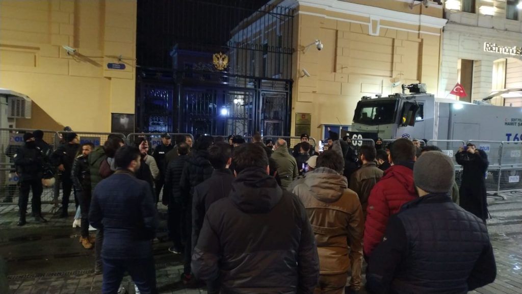 Rusya’nın İstanbul Başkonsolosluğu önünde protesto