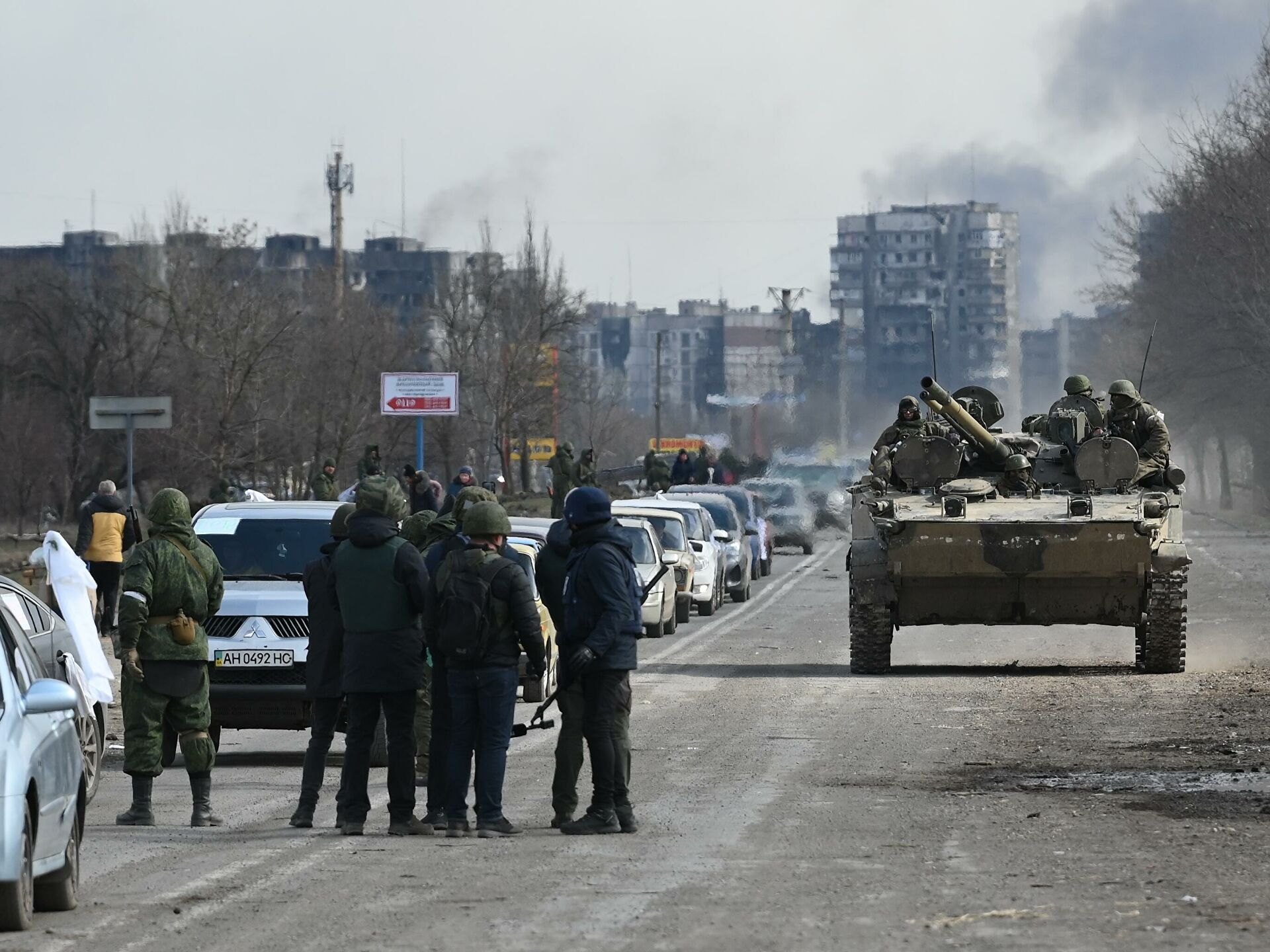 Rusya'nın 'silah bırakın Mariupol'den çıkın' teklifini sivilleri canlı kalkan olarak kullanan Ukraynalı milliyetçiler reddetti
