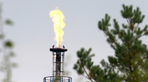 İran ve Azerbaycan, petrol üretimini dondurmayacak