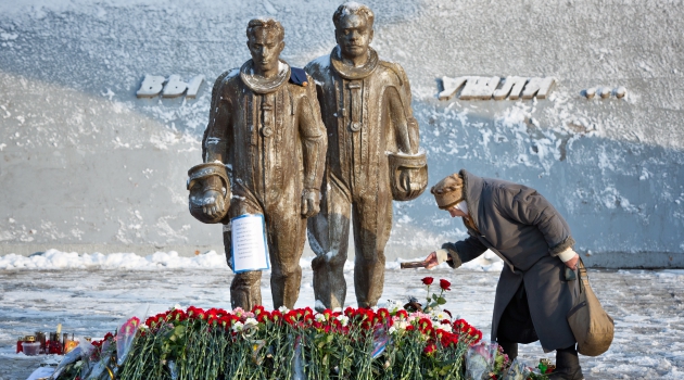 Ruslar, Suriye sınırında düşürülen uçağın pilotunun heykelini dikiyor