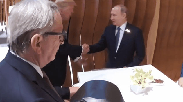 Trump ve Putin'nin ilk tokalaşması böyle görüntülendi