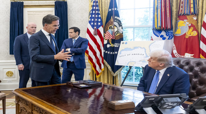 Trump'tan Ağır Ekonomik Tehdit: %100 Vergi, 17 Patriot Bataryası